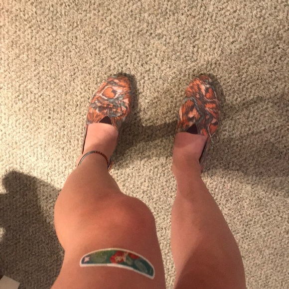 Patterned Toms - Picture 1 of 8